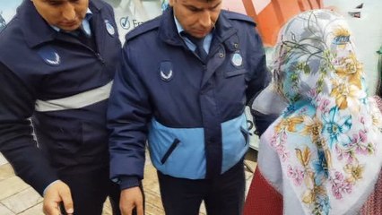 Alkol alıp dilenen yaşlı kadın zabıtaya zor anlar yaşattı