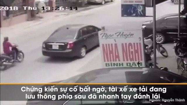 Clip gây sốc: 2 cô gái gây tai nạn ngã xe, xe tải tránh người đâm vào ô tô lật xe thảm khốc