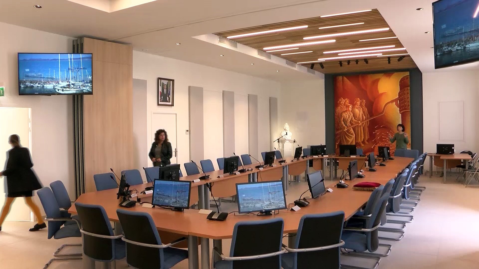Une nouvelle salle pour le conseil municipal de Port-de-Bouc - Vidéo  Dailymotion
