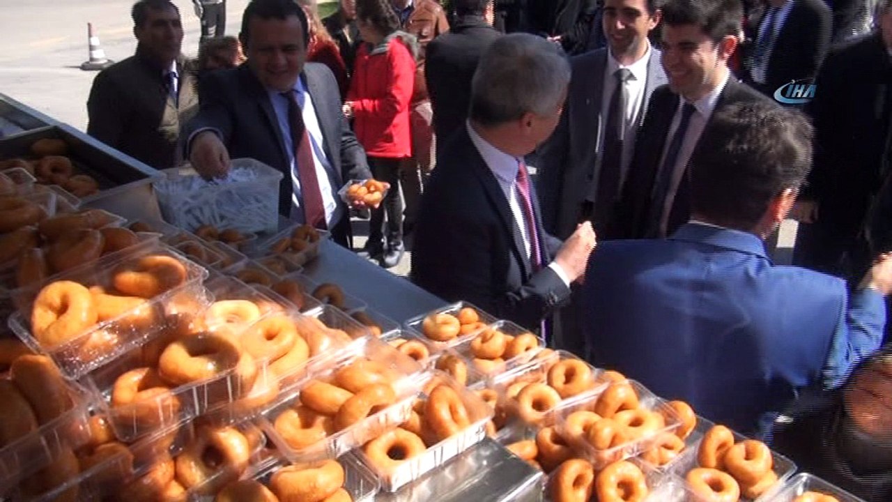 Adliye personeli şehitler için lokma dağıttı