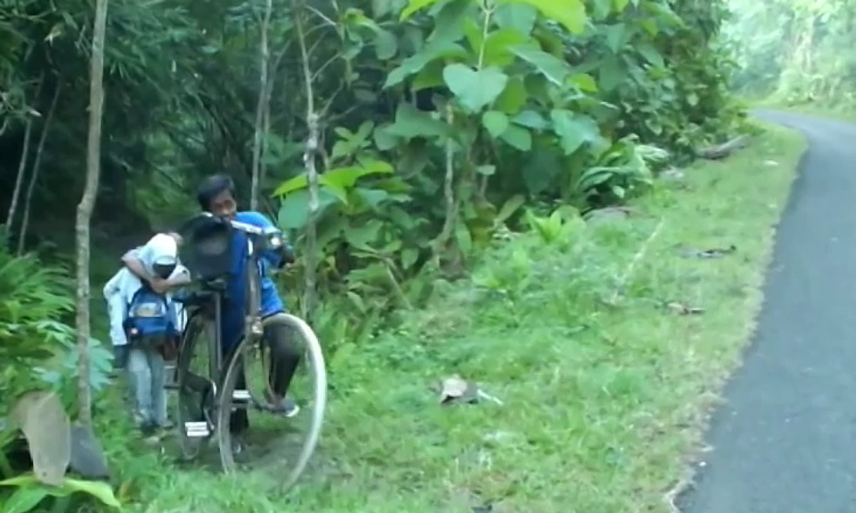 Perjuangan Orangtua Antar Anaknya ke Sekolah