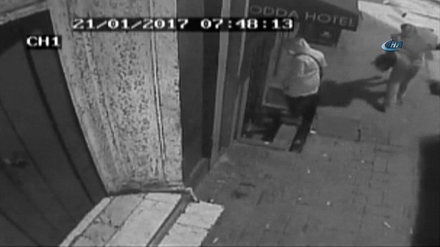 Taksim'de 2 kadından birini bıçaklayan, diğerini omuzuna alarak kaçırıp götürdüğü inşaatta tecavüz ettiği gerekçesiyle aranan Engin K. yakalandı.