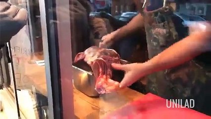 Ce restaurateur dévore un énorme steack devant une manifestation de vegans