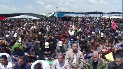 'Büyük Dönüş Yürüyüşü'ne katılan Filistinliler, cuma namazını sınırda kıldı - GAZZE