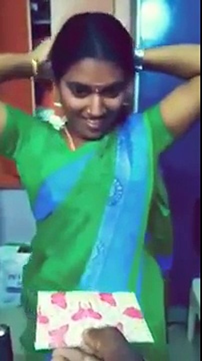 தன் மனைவிக்கு தெரியாமல் கணவன் ஒரு கிப்ட் வாங்கி அதை மறைத்து வைத்து விளையாடும் காட்சி