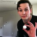 Tour de magie avec une balle de ping pong