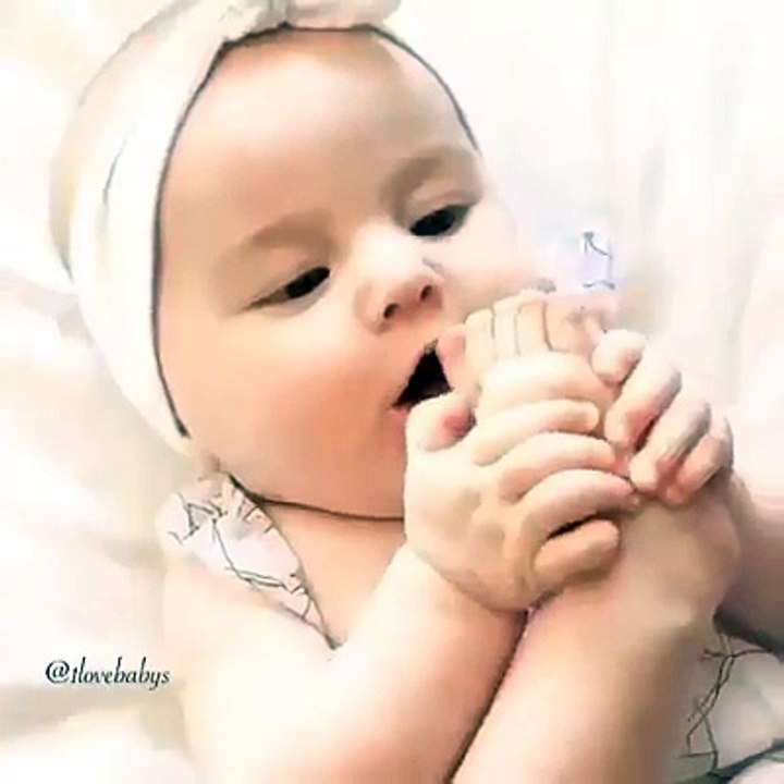 BABY see your feet and sucking