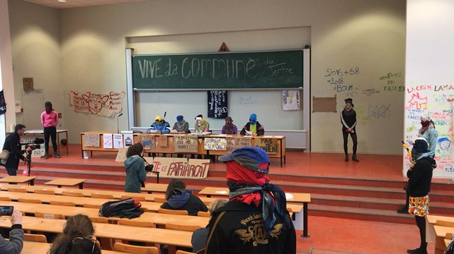 Conférence théâtrale des étudiants favorables au blocus de l'université
