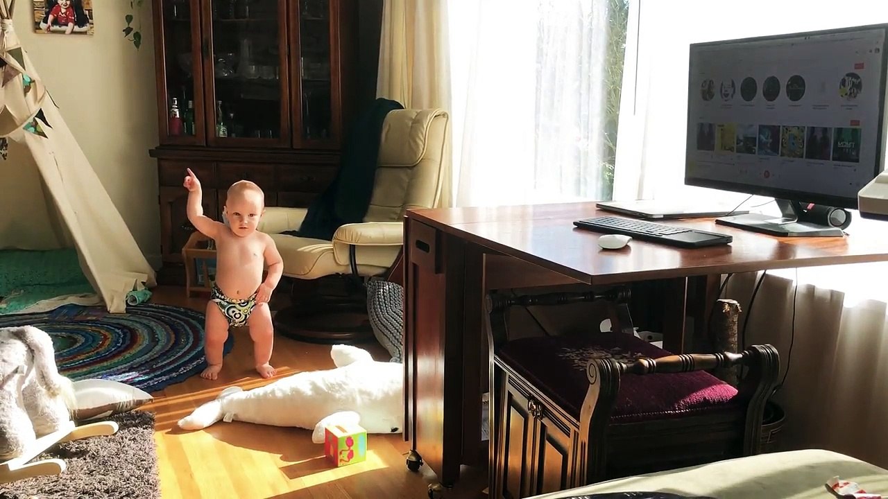 Un bébé avec le rythme dans la peau danse sur du MGMT !