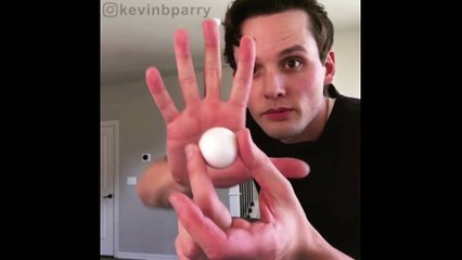 Un homme vous montre un tour de magie incroyable avec une balle de ping pong !