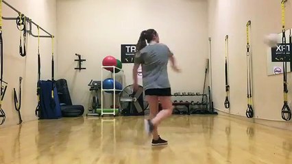 Elle rate sa jongle de balle et s'énerve...