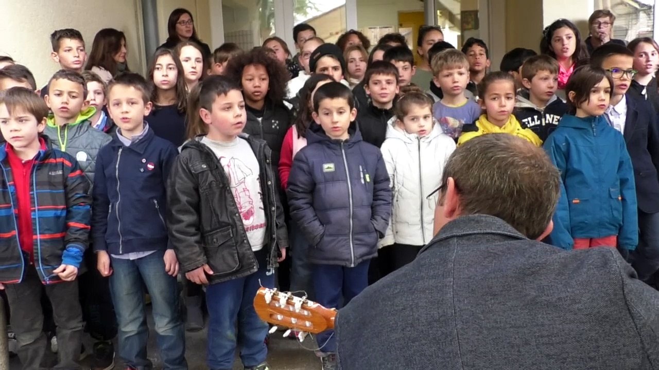 Alpes de Haute Provence : l'émouvant hommage de Daniel Spagnou, Christophe Castaner et les enfants de l’école de La Baume à Simone Veil.