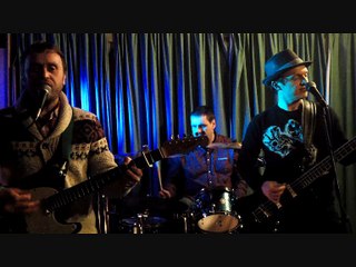 Junebug perform 'Wonderwall' by Oasis (Cover Version)