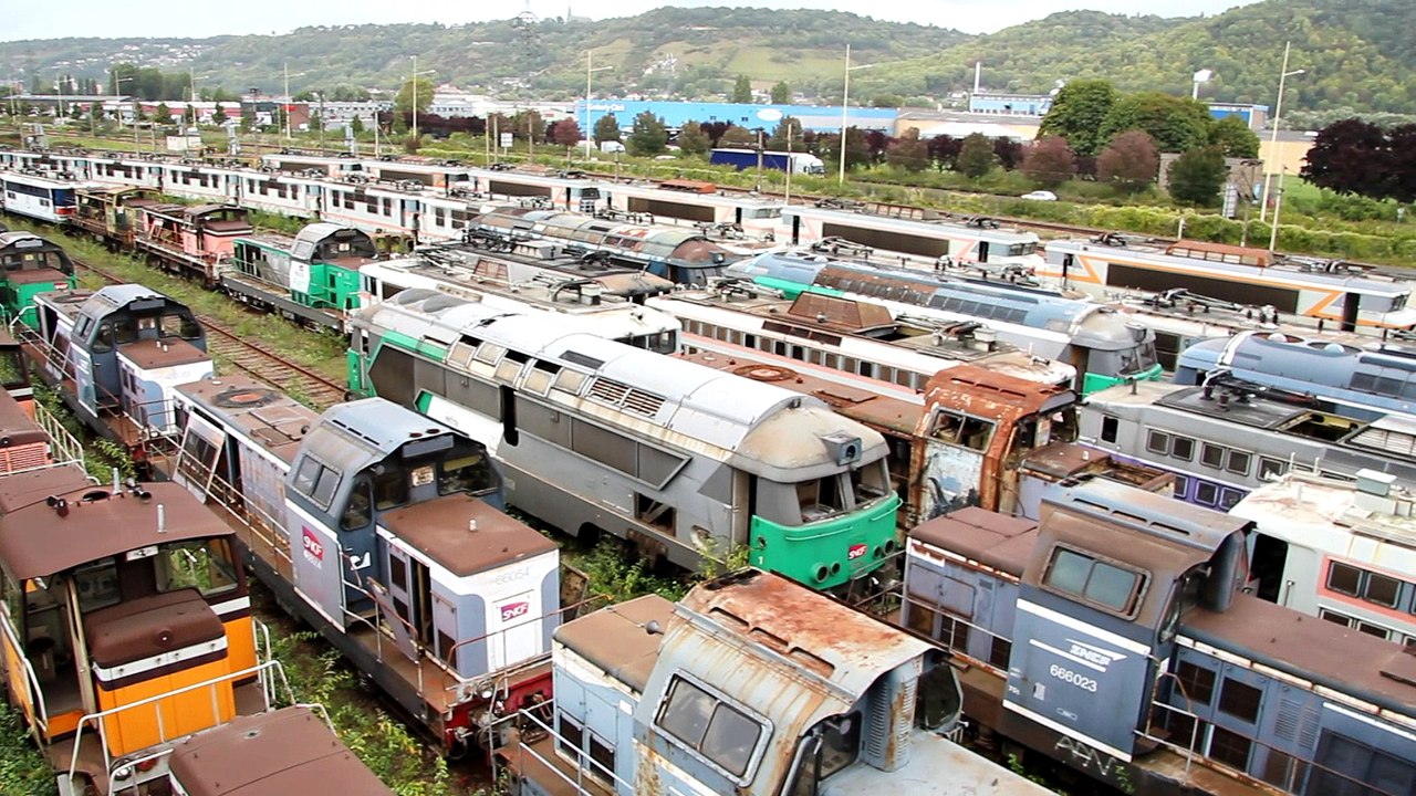 INCROYABLE LE PLUS GRAND CIMETIERE  DE LOCOMOTIVES DU MONDE