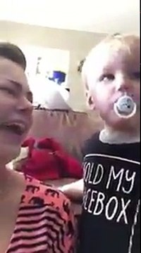 Ce que fait ce bébé quand maman fait semblant de pleurer est adorable