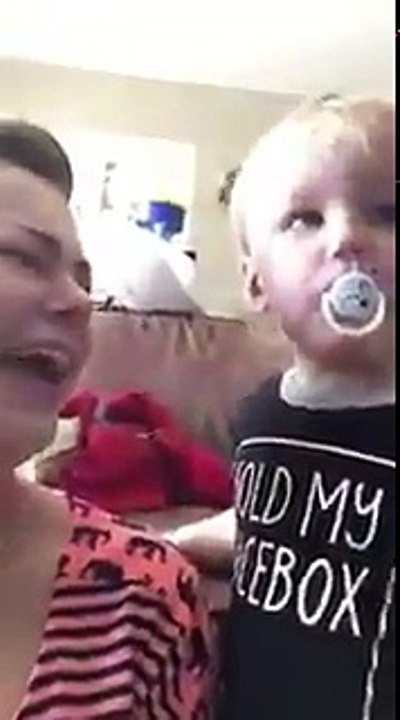 Ce que fait ce bébé quand maman fait semblant de pleurer est adorable