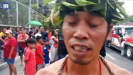 Pamje të frikshme, katolikët torturojnë veten për…