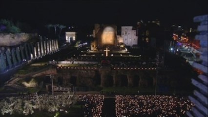 El papa lamenta en el Via Crucis que los jóvenes hereden un mundo en guerra