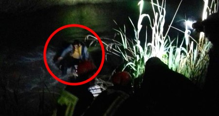 Talihsiz Sürücü, Nehre Düşen Otomobilin Tavanına Çıkıp Kurtarılmayı Bekledi