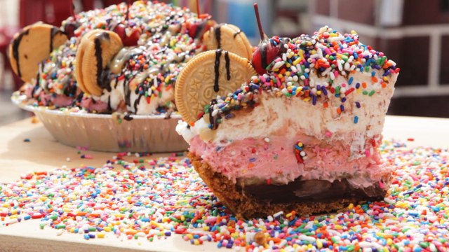 You've Got To See How This Ice Cream Sundae Pie Is Made