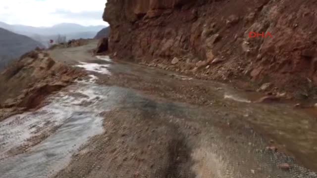 Kayseri'de Heyelan; Dev Kayalar Yolu Kapattı