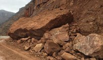 Kayseri'de heyelan; dev kayalar yolu kapattı