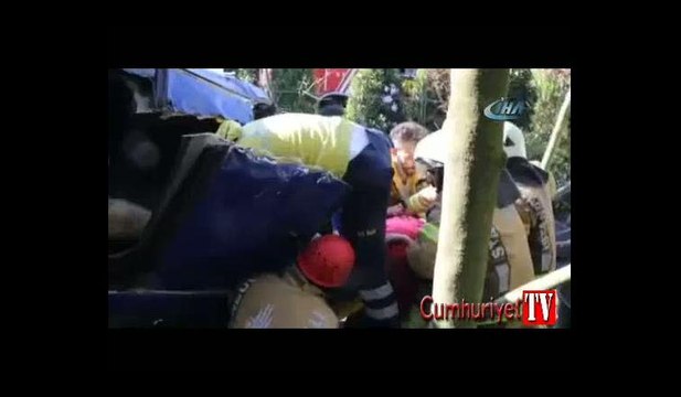 Şile otoyolunda kaza: 3 yaralı... Araçta sıkışan eşini yalnız bırakmadı