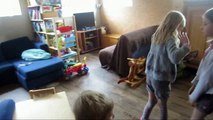 15/02/18 : nos enfants dans une maison en rangement en musique