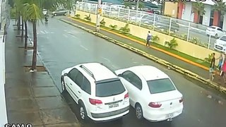 Policial quase é atropelado por ladrões de carro no bairro José Walter, em Fortaleza; Veja vídeo