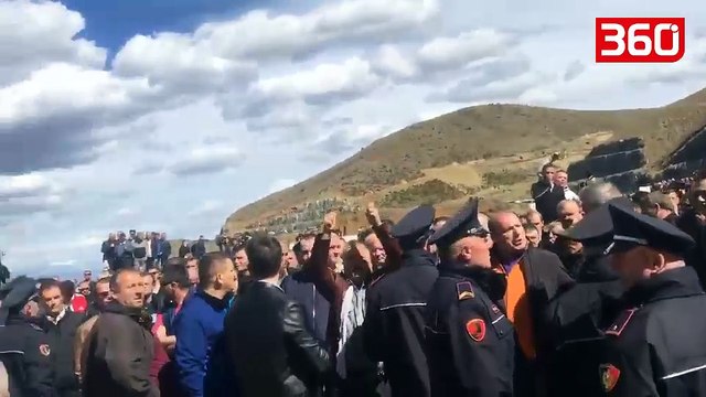 Me vare dhe leva, protestuesit i vënë flakën dhe shkatërrojnë sportelet e pagesës në “Rrugën e Kombit”. Policia tërhiqet (360video)