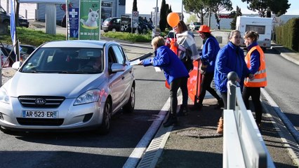 Orange : une soixantaine de grévistes devant le Carrefour du Coudoulet