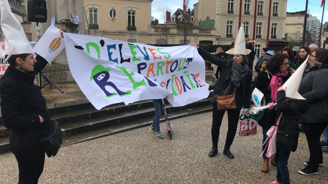 Manifestation contre les fermetures de classes