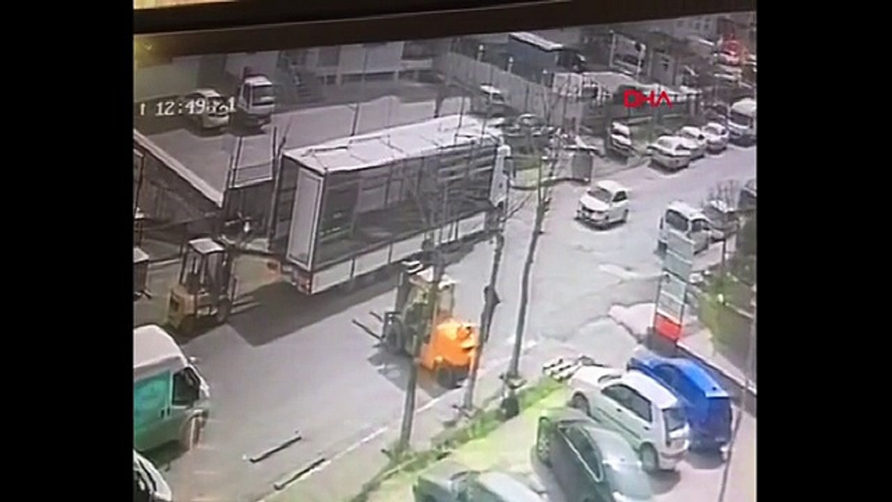 Beylikdüzü'nde korku dolu anlar! 4 tonluk makine  işçinin üzerine devrildi