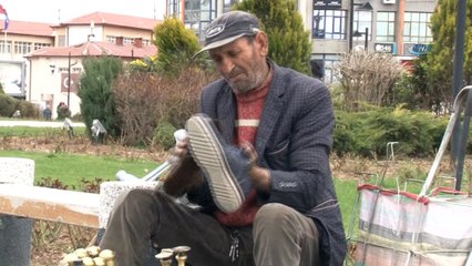 Tek bacağı ile boyacılık yaparak üç çocuk okutuyor