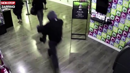 Seattle : Un voleur utilise sa voiture pour briser la devanture d'un magasin (vidéo)