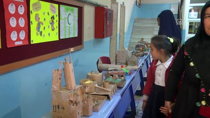 Afgan çocuğun karton figürleri ilgi odağı oldu - BİLECİK