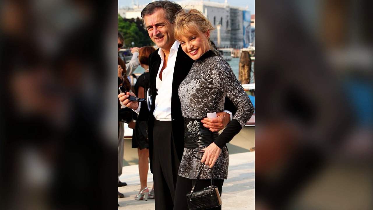 Arielle Dombasle obligée de "se cacher" pour préserver son couple ?