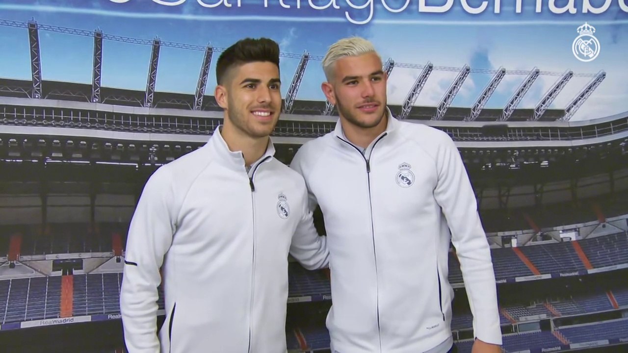 Marco Asensio y Theo Hernández firman autógrafos a los fans de Gran Canarias