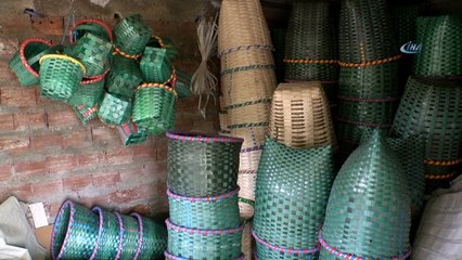 Yıllardır sepet örerek geçimini sağlıyor