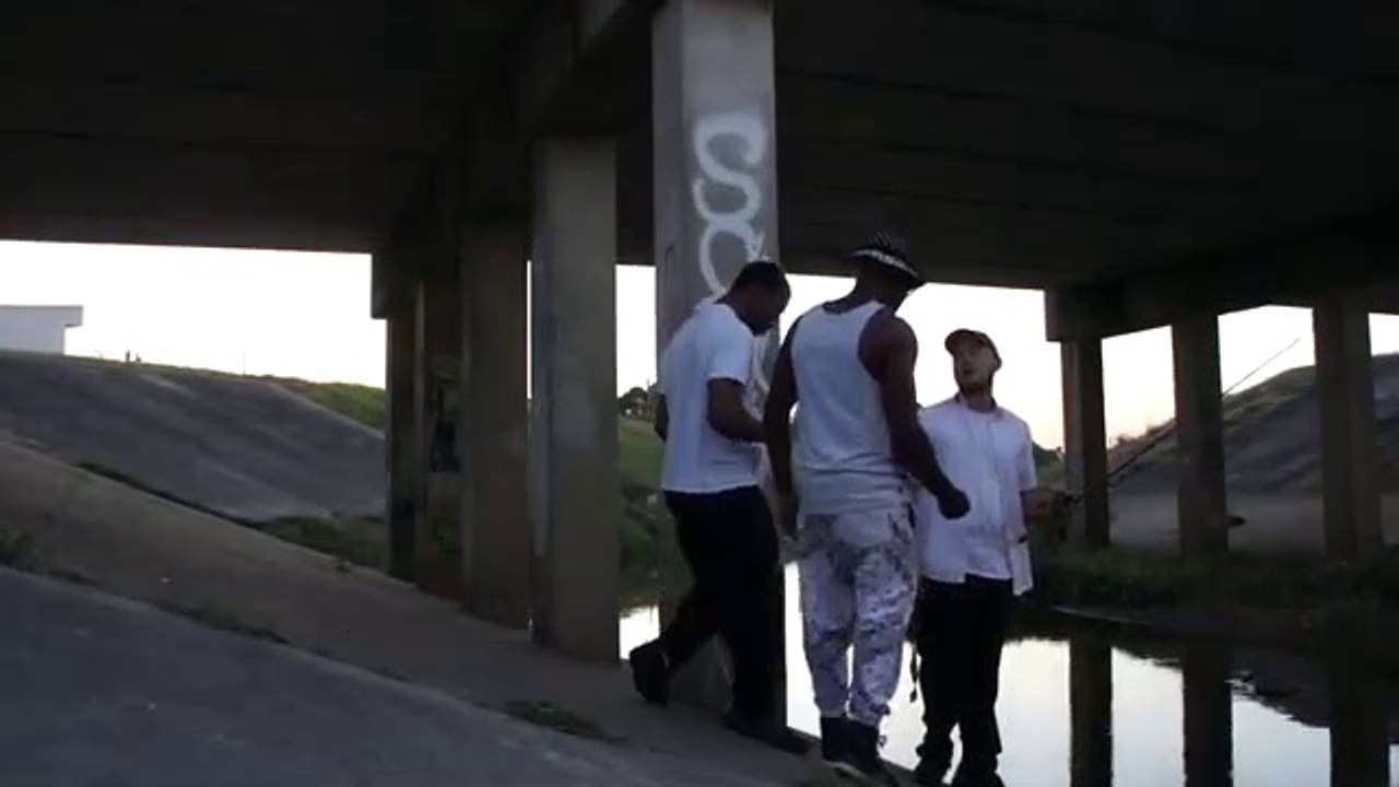 Ne jamais agresser un pecheur... Regardez pourquoi!