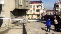 Küçükçekmece'de duvarlarında çatlaklar oluşan bina boşaltıldı - İSTANBUL