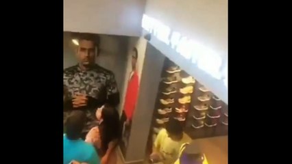 महेंद्रसिंग धोनी ने अपने फॅन्स के साथ ली इस तरह से सेल्फी की सब देखते रह गये