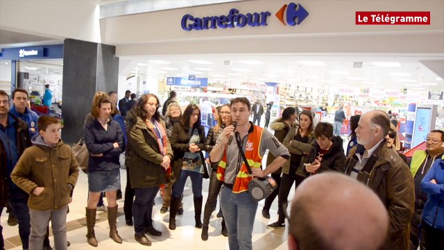 Rennes. Une cinquantaine de grévistes devant l'hypermarché Carrefour