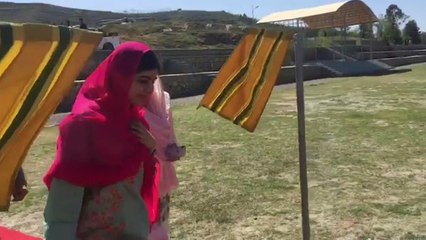 Malala Yousafzai zum erstenmal seit dem Attentat in der Heimat