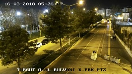 İnsan Hakları Bildirgesi Beyannamesi levhalarını çalan hırsızlar kamerada