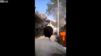 Trattore impazzito in bilico sul tetto di una casa