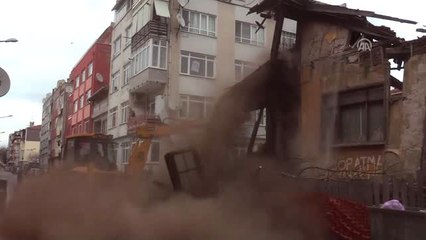 Metruk Binanın Bir Bölümü Yola Yıkıldı