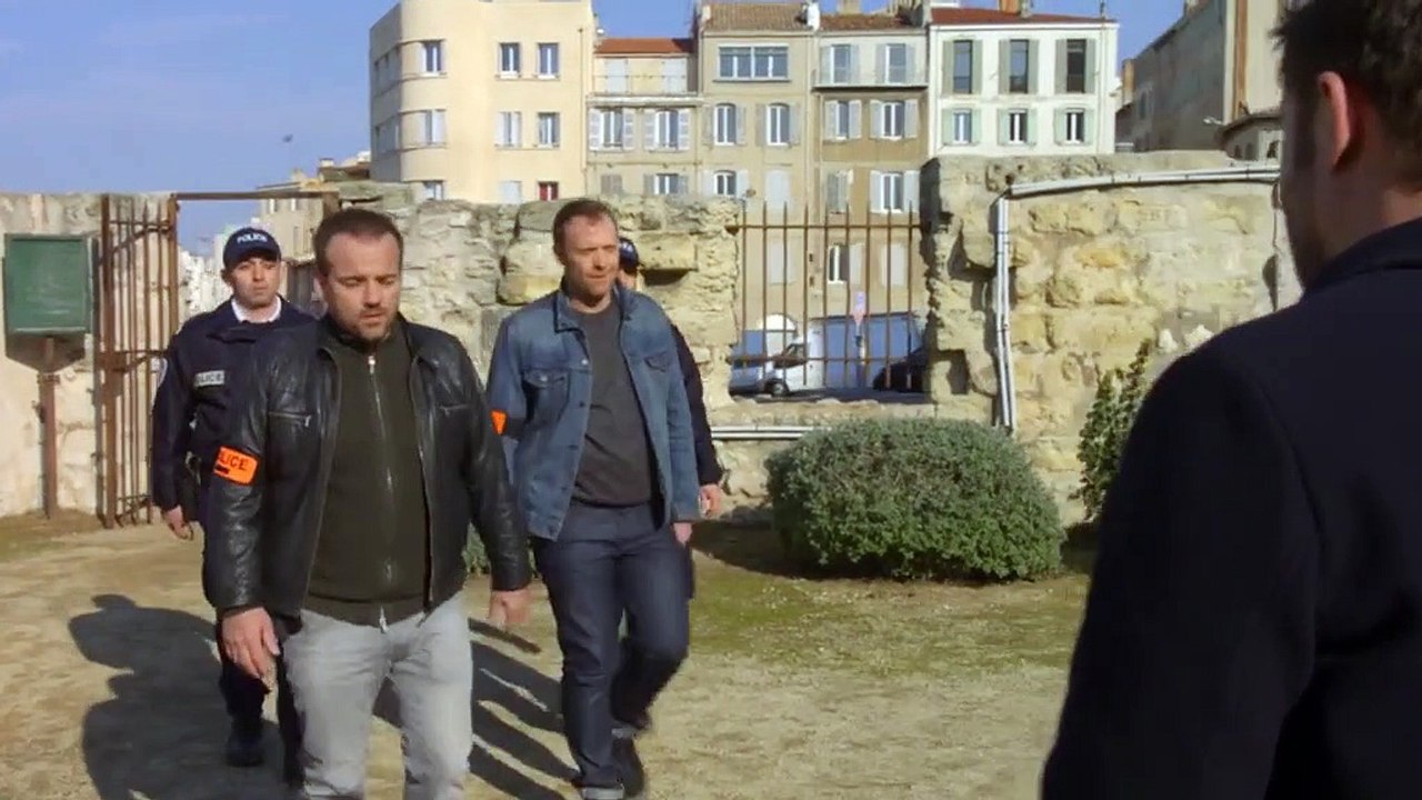 Plus Belle La Vie : Jean-Paul passe les menottes à Abdel ..!!!