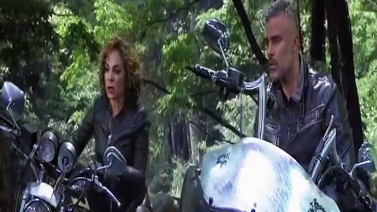 K C Undercover S02E24 Holly Holly Not So Jolly