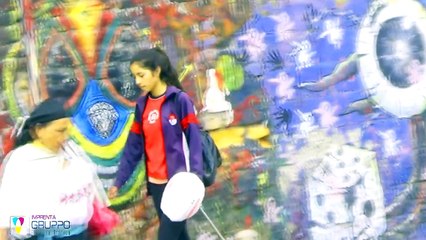 NIÑO TOCANDO Y LIGANDO CHICAS - MARCOS OTAVALO